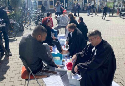 Wie schon im Vorjahr (Foto) wird auch heuer am Gründonnerstag in Graz eine öffentliche Fußwaschung angeboten. (Foto: Cornelia Ornig)