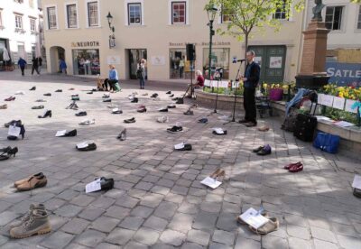 Jedes Paar Schuhe bei dem Aktionstag stand für eine Person, die durch ihre Krankheit aus dem Leben verschwunden ist. (Foto: Pfarrgemeinde Mödling)