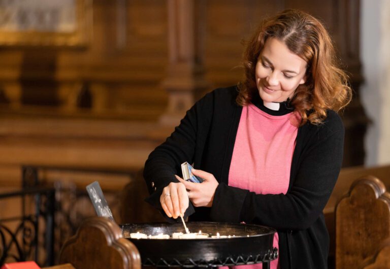 Auch Pfarrerin Julia Schnizlein wird bei „BE BLESSED!“ für Maturantinnen und Maturanten beten und Kerzen entzünden. (Foto: Erzdiözese Wien/Stephan Schönlaub)