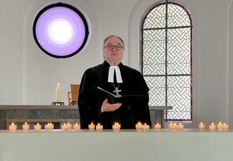 Bischof Michael Chalupka beim Gedenkgottesdienst in der Kapelle der KZ-Gedenkstätte Mauthausen.