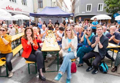Astrid Körner, Rektorin der Diakonie de La Tour (Mitte) zeigte sich dankbar über die große Solidarität der Gäste. Aus dem geplanten Jubiläumsfest am Tummelplatz in Graz wurde kurzfristig eine Benefizveranstaltung. (Foto: Rene Vidalli)