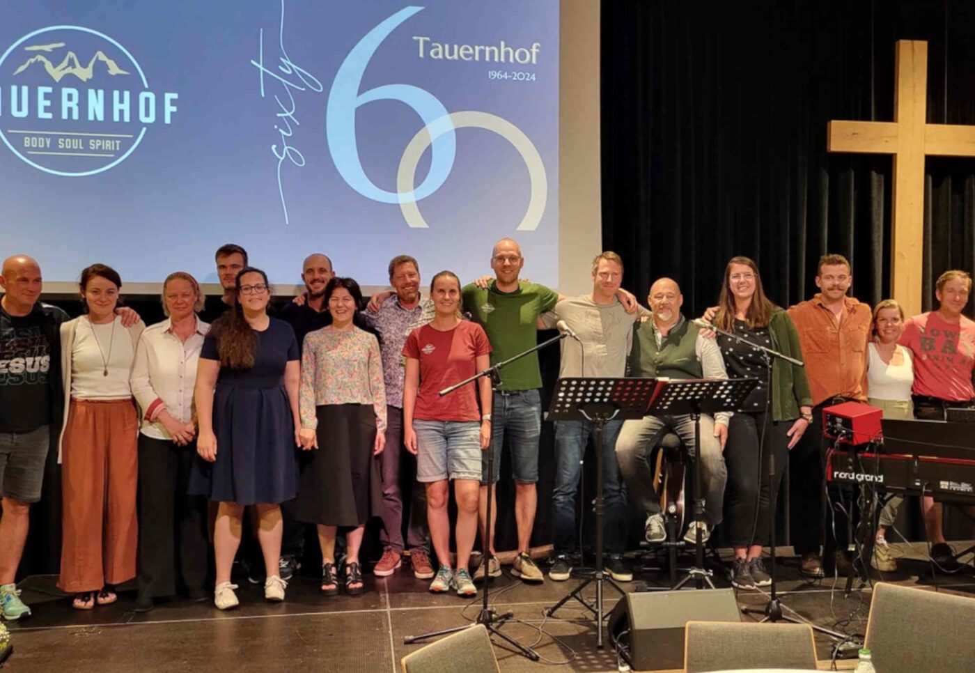 Das Tauernhof-Team bei der 60-Jahr-Jubiläumsfeier. In der Bildmitte (8.v.l.) Direktor Martin Buchsteiner. (Foto: Gerhard Krömer)