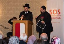 Schlomo Hofmeister und Ramazan Demir nehmen den „Ute-Bock-Preis für Zivilcourage“ entgegen. (Foto: Michael Pöltl)