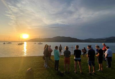 Seit 20 Jahren versammeln sich im Sommer einmal in der Woche Menschen zu Morgenandachten am Attersee. (Foto: Matern)