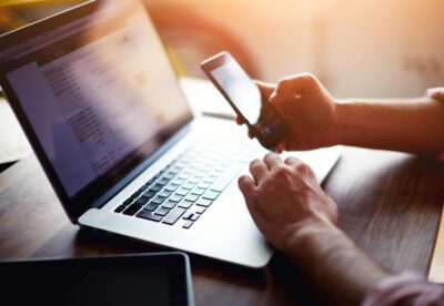 Im Sommer hat die ökumenische Telefonseelsorge Hochsaison. Viele hilfesuchende Personen wollen sprechen, andere bevorzugen einen Chat. (Foto: Depositphotos/GaudiLab)