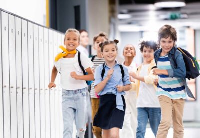 Chancengleichheit für alle Schüler:innen in Österreich ist laut der Diakonie mit einem Bündel an Maßnahmen möglich. (Foto: Depositphotos / Andrew Lozovyi)