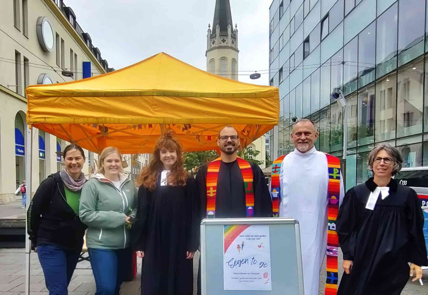 Teil des ökumenischen Segens-Teams vor der Martin-Luther-Kirche in Linz (v.l.n.r.): Birgit Eidenberger, Monika Hemmelmayr, Svenja Sasse, Martin Obermeir-Siegrist, Klaus Schwarzgruber, Hedwig Pirker-Partaj. (Foto: privat)