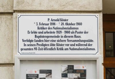 Am 13. September wurde eine Gedenktafel in der Mollardgasse 35 enthüllt. Sie erinnert an den Baptistenpastor Arnold Köster, der seine Stimme gegen die Nationalsozialisten erhob. (Foto: @leafabienne.com)