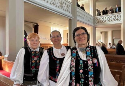 Festgäste vom Deutschen Forum und der evangelischen Kirche Sächsisch Regen in Siebenbürgen beim Gedenk- und Dankgottesdienst in typischer Tracht. (Foto: Pfarrgemeinde Wels)