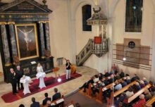 Im Rahmen eines Festaktes präsentierten Heinz Schubert (li) und Ernst Christian Gerhold das Jubiläumsbuch „Evangelisch in Graz. 200 Jahre Heilandskirche“. (Foto: epd/Trojan)